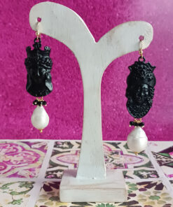 Alternative view of Orecchini Siciliani con Teste di Moro in Ottone e Perle Barocche