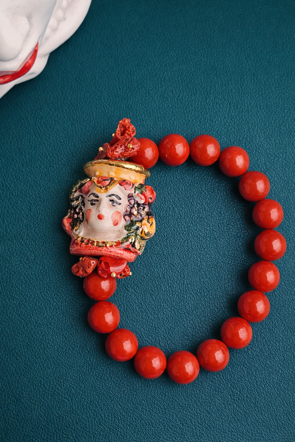 Bracciale in Pasta di Corallo Rosso con Testa di Moro in Ceramica di Caltagirone - immagine 3