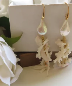 Orecchini a grappolo con perle barocche e corallo bianco