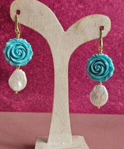 Orecchini pendenti con rose turchesi in resina e perle barocche piatte