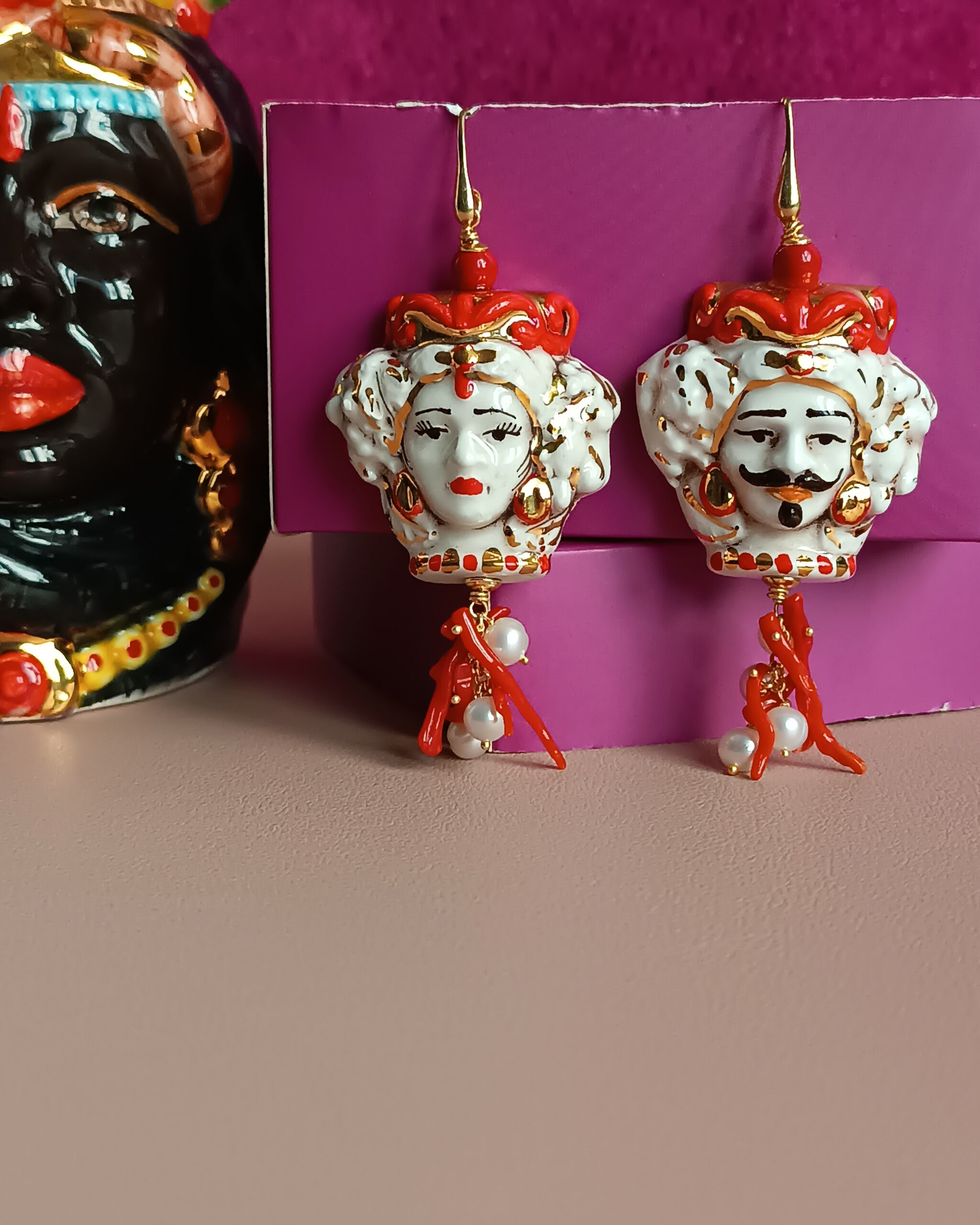 Orecchini siciliani con teste di moro in ceramica di caltagirone e corallo rosso 1