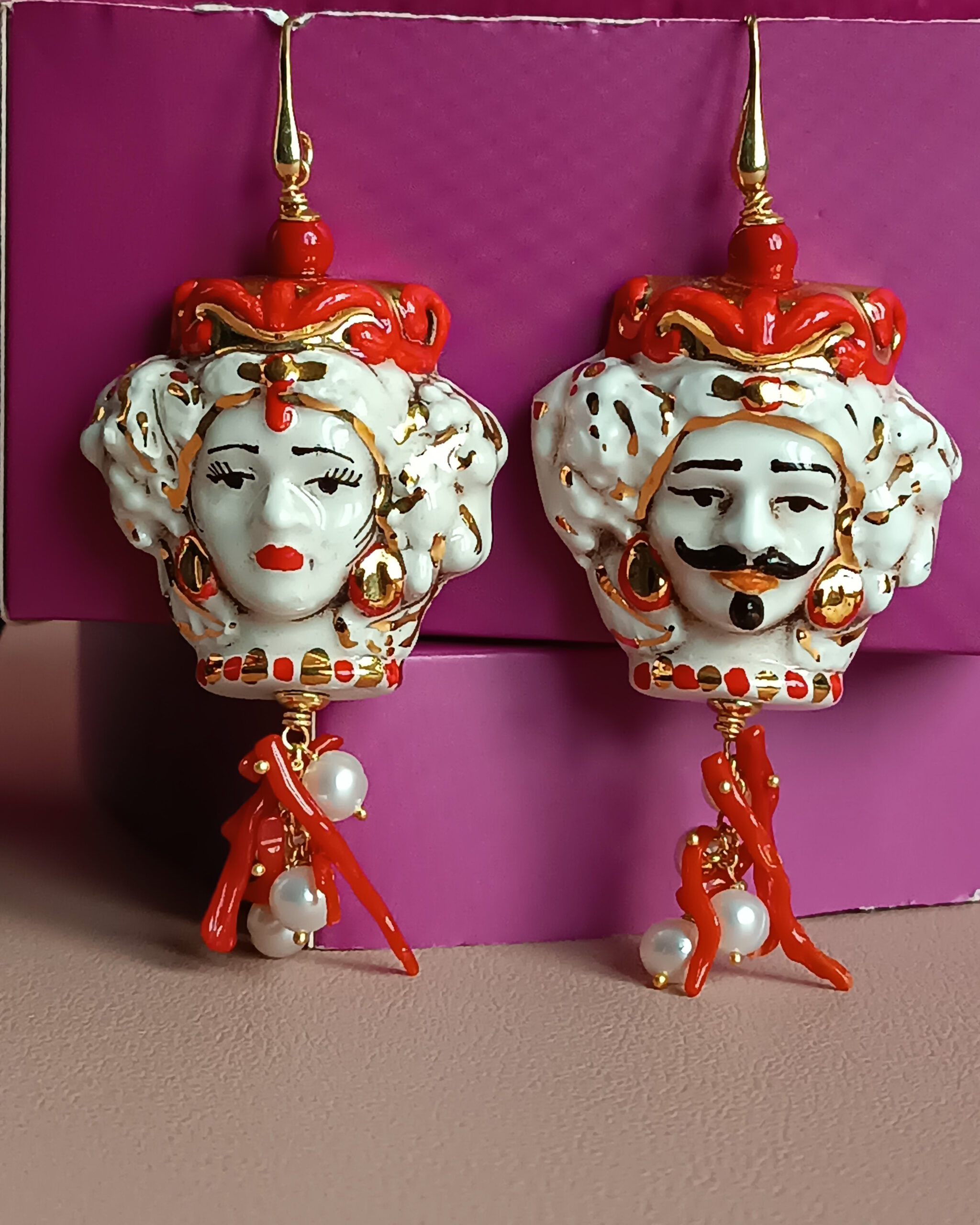 Orecchini Siciliani con Teste di Moro in Ceramica di Caltagirone e Corallo Rosso - immagine 4