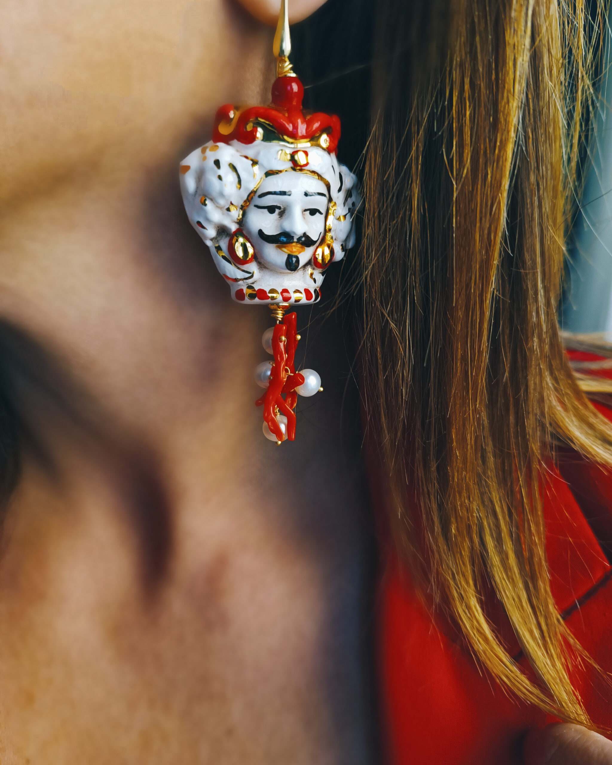 Orecchini Siciliani con Teste di Moro in Ceramica di Caltagirone e Corallo Rosso - immagine 2