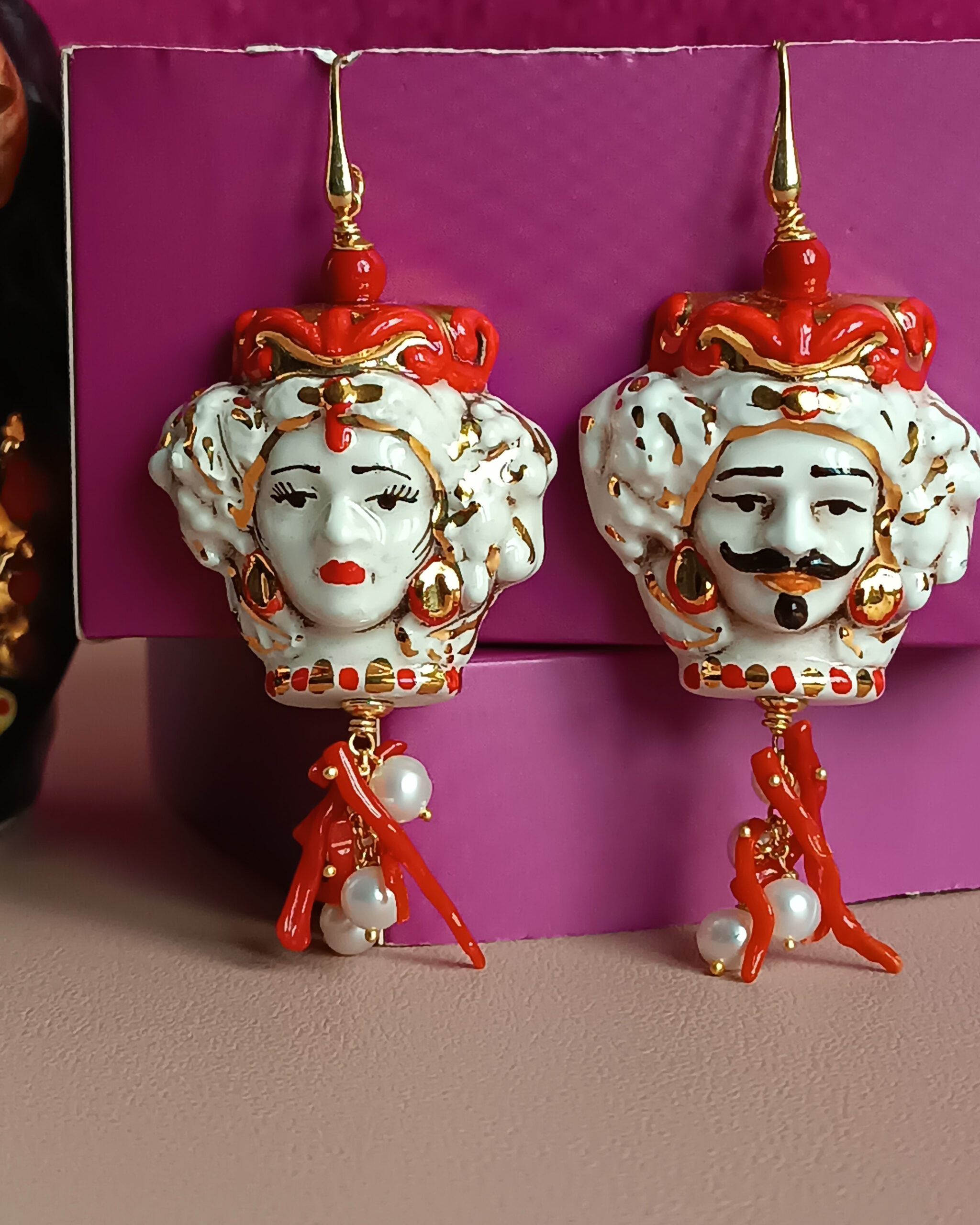 Orecchini Siciliani con Teste di Moro in Ceramica di Caltagirone e Corallo Rosso - immagine 5