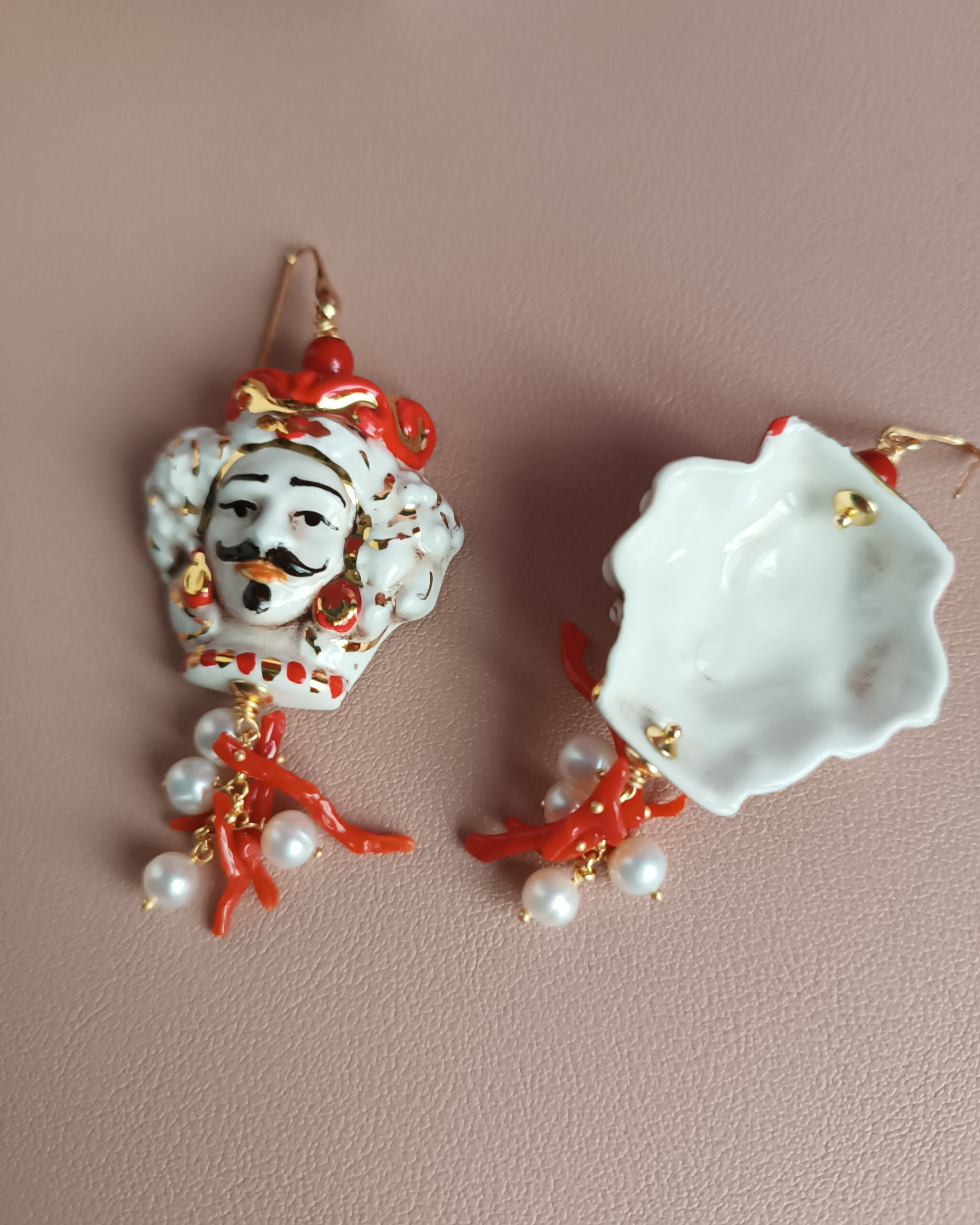 Orecchini Siciliani con Teste di Moro in Ceramica di Caltagirone e Corallo Rosso - immagine 6