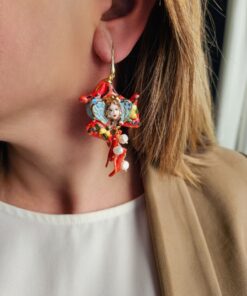 Alternative view of Orecchini Siciliani con Trinacria in Ceramica di Caltagirone e Corallo Rosso