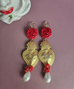orecchini pendenti con cuori sacri in ottone e rose rosse