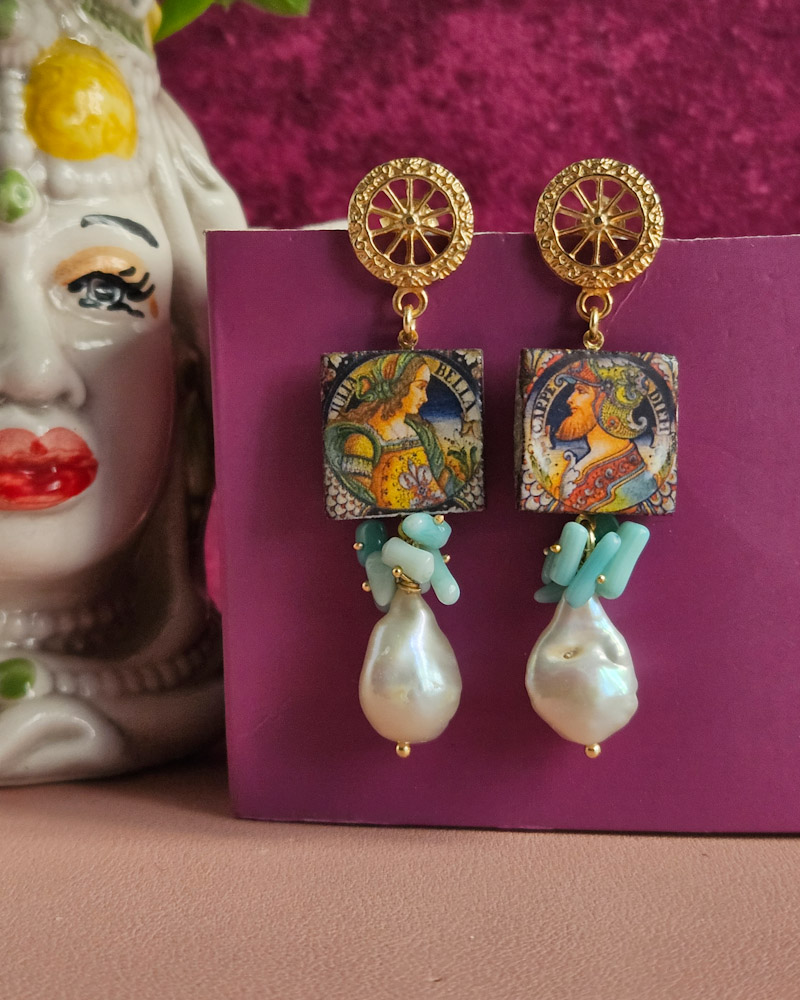 orecchini siciliani con mattonelle in ceramica di caltagirone corallo azzurro e perle barocche