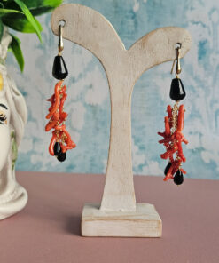 Orecchini a grappolo con corallo rosso e onice