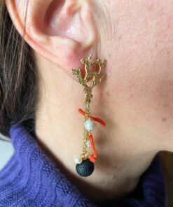 Orecchini lunghi con corallo rosso e pietra lavica