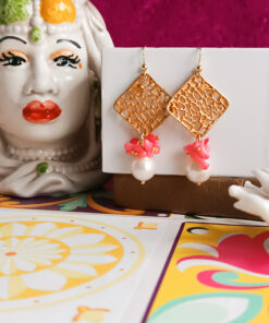 Orecchini pendenti con perle barocche e corallo rosa