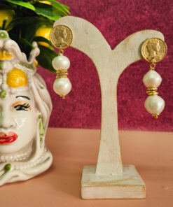 Orecchini pendenti con perle barocche e monete