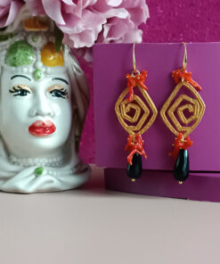 orecchini a spirale con corallo rosso e onice nero