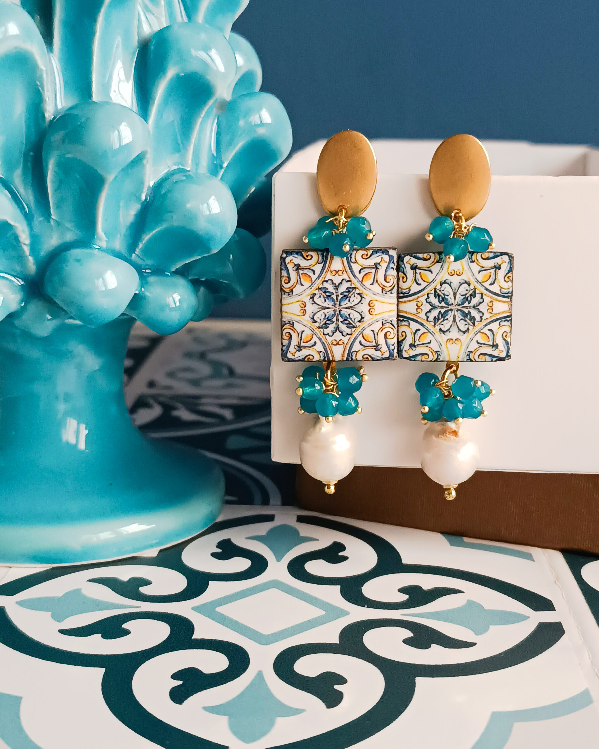 Orecchini con mattonelle in ceramica di caltagirone e perle barocche