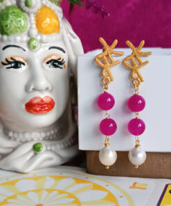 Orecchini pendenti con pietre fucsia e perle barocche