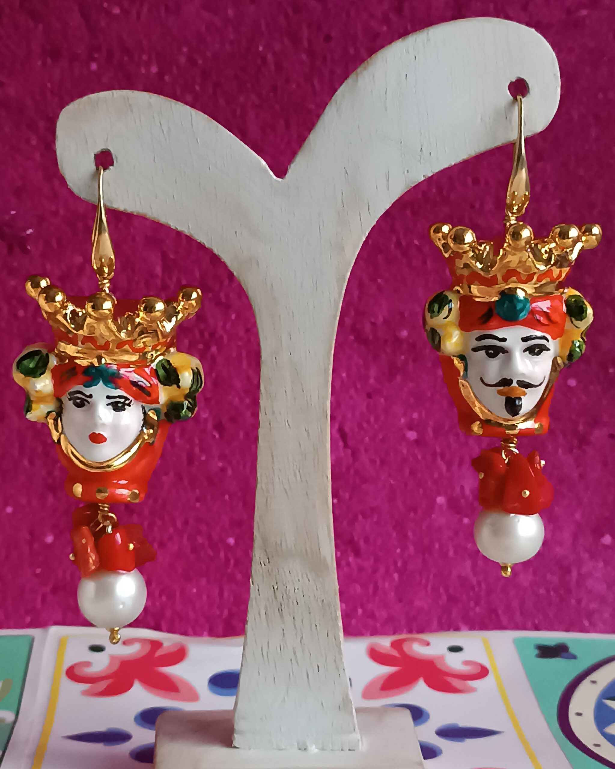 Orecchini Siciliani con Teste di Moro in Ceramica di Caltagirone e Perle Barocche - immagine 5