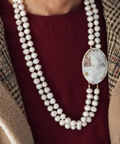 Alternative view of Collana Doppio Giro con Perle di Fiume e Cammeo Scolpito in Conchiglia Sardonica