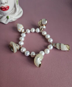 bracciale elastico di perle con conchiglie naturali