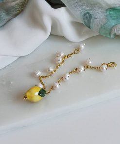 Bracciale a catena con perle bianche e limone in ceramica di Caltagirone