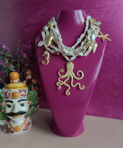 collana multifilo di perle con ciondoli in ottone e polpo gigante
