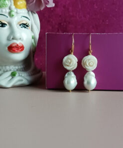 Orecchini sposa con perle barocche e rose bianche 2