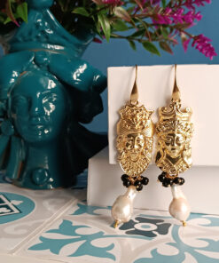 Orecchini con teste di moro dorate e perle barocche