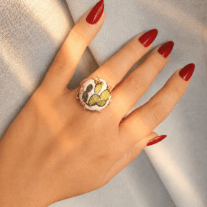 Anello bombato con ceramica di Caltagirone e fichi d'india dipinto a mano