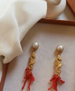 Alternative view of Orecchini Pendenti con Cavallucci Marini e Corallo Naturale Rosso