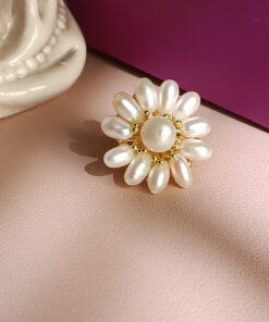 Anello a fiore con perle di fiume