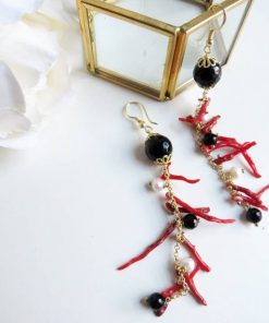 Orecchini extra lunghi a catena con corallo rosso e onice nero 1