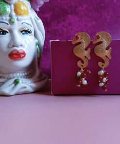 Orecchini pendenti con cavallucci e pietre colorate