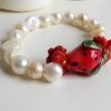 Bracciale di perle con fragola in ceramica di caltagirone