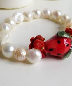 Bracciale di perle con fragola in ceramica di caltagirone