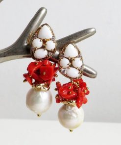Orecchini a goccia con perle barocche e corallo rosso