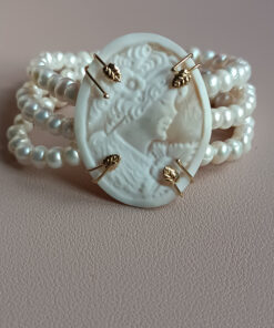 Alternative view of Bracciale Multifilo con Perle di Fiume e Cammeo di Torre del Greco