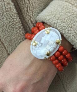 Bracciale a tre fili con pietre rosse e cammeo di torre del greco