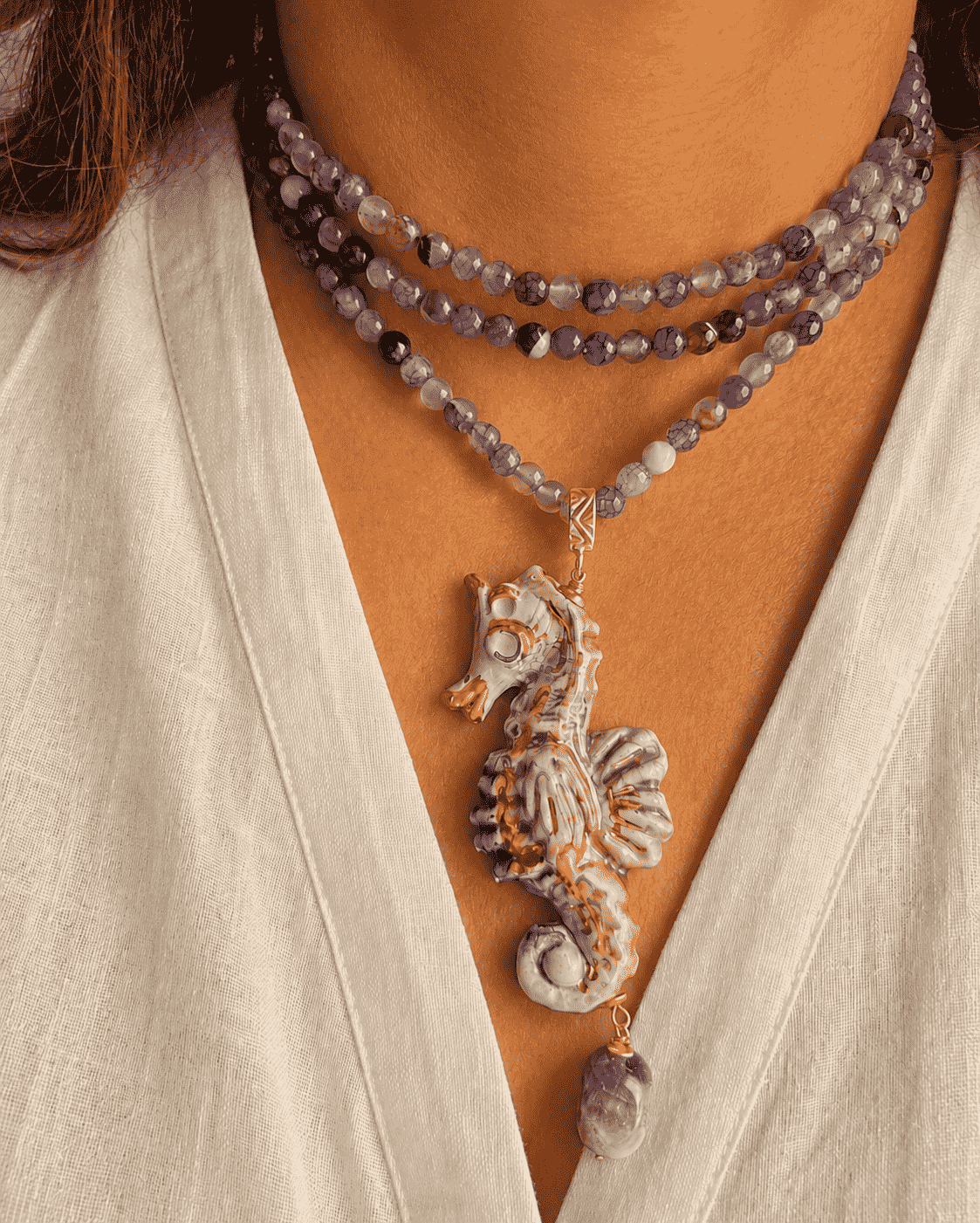 Collana Extra Lunga con Agata Viola e Cavalluccio in Ceramica di Caltagirone Collana Extra Lunga con Agata Viola e Cavalluccio in Ceramica di Caltagirone