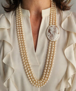 Collana a Tre Fili con Perle di Fiume e Cammeo Conchiglia Sardonica