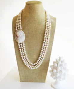 Collana di perle a tre fili con cammeo conchiglia sardonica