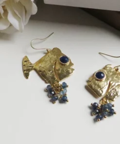 Alternative view of Orecchini Pendenti con Pesci in Ottone e Grappolo di Pietre Blu