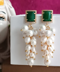 Orecchini a grappolo con perle barocche e giada verde 1