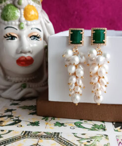 Orecchini a grappolo con perle barocche e giada verde