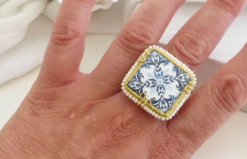 Anello siciliano con mattonella in ceramica di caltagirone