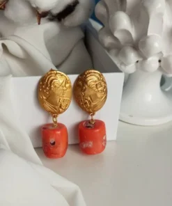 Orecchini con corallo bamboo grezzo e cammei