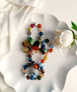 Collana con pietre arcobaleno e fiore