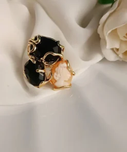 Anello con occhio di gatto nero e cammeo