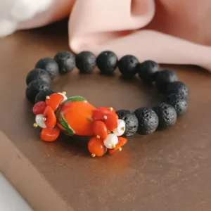Bracciale con pietra lavica e fragola in ceramica di caltagirone
