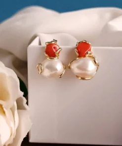 Orecchini al lobo con perle di fiume e corallo del mediterraneo