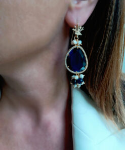 Orecchini pendenti con occhio di gatto blu e perle di fiume