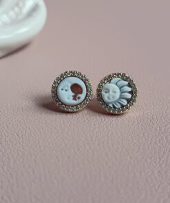 Orecchini al lobo con cammei sole luna scolpiti dalla conchiglia sardonica